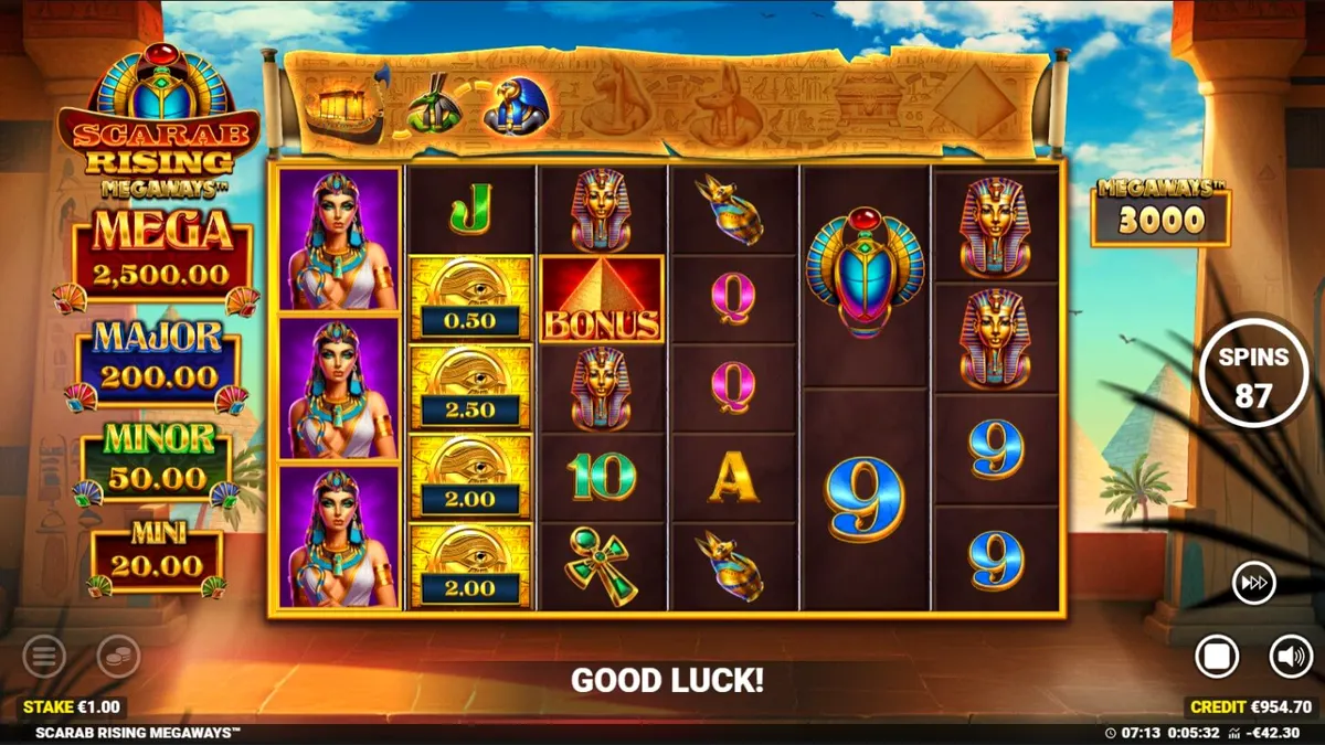 Tampilan antarmuka permainan slot Scarab Rising Megaways dengan tema Mesir Kuno
